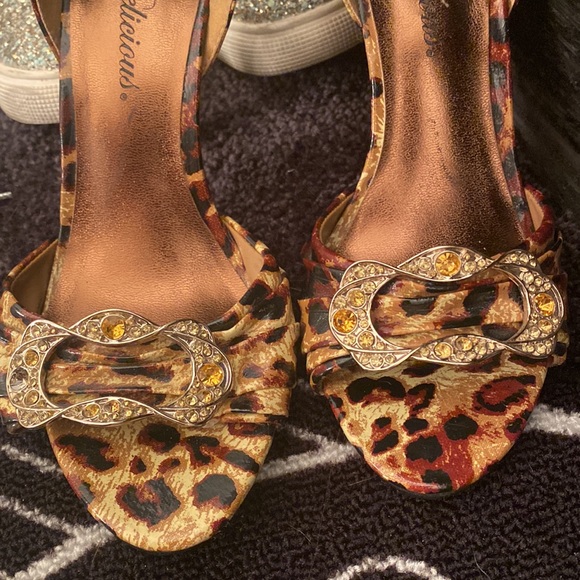 ❤️‍🔥Leopard print heels with gold jeweled accents - Picture 9 of 11